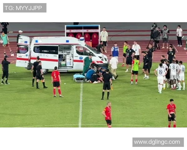 足球男运动员在比赛中遭遇裆部尴尬瞬间引发热议和笑声